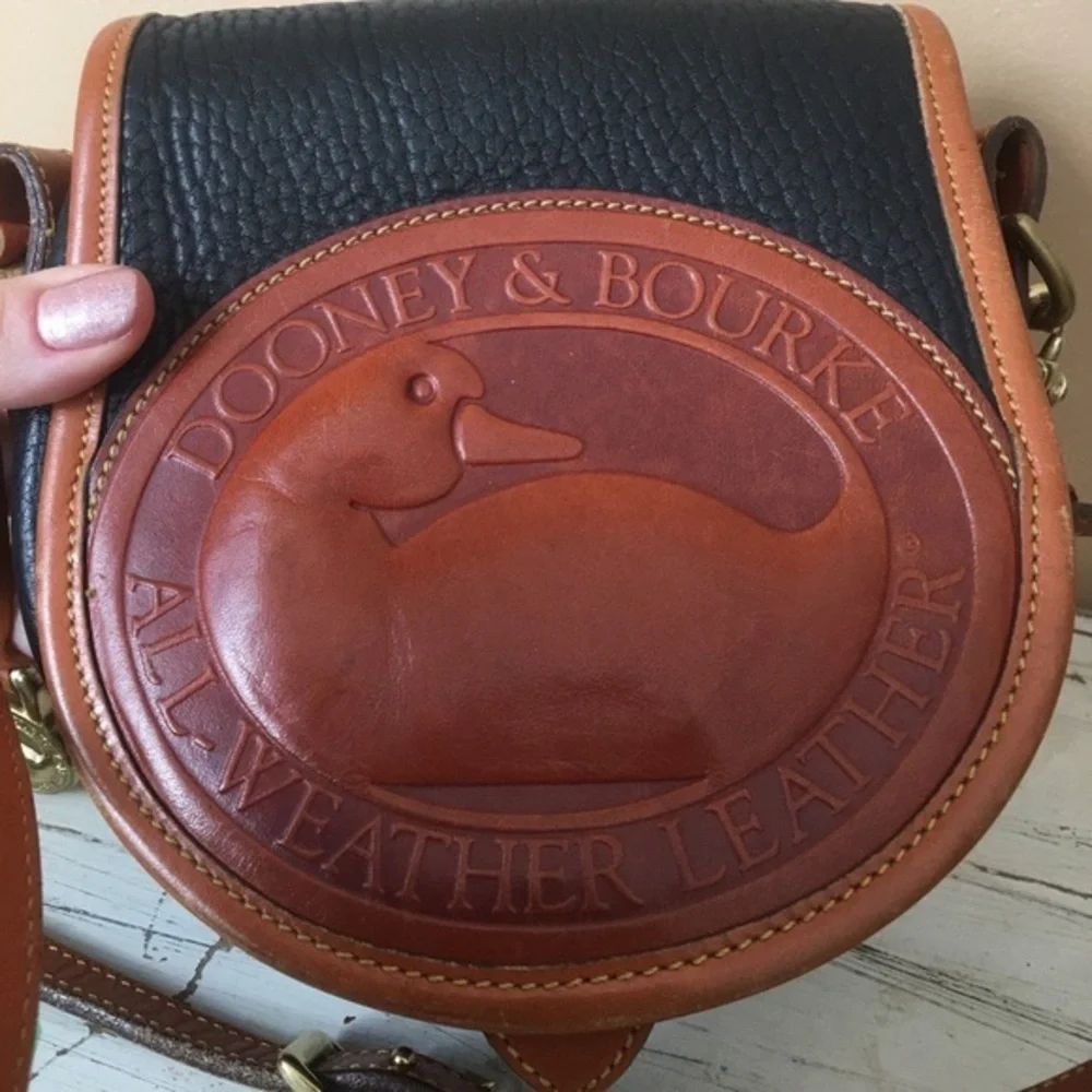 Dooney & Bourke Big Duck Crossbody Purse Black Tan Shoulder Bag - Picture 2 of 12